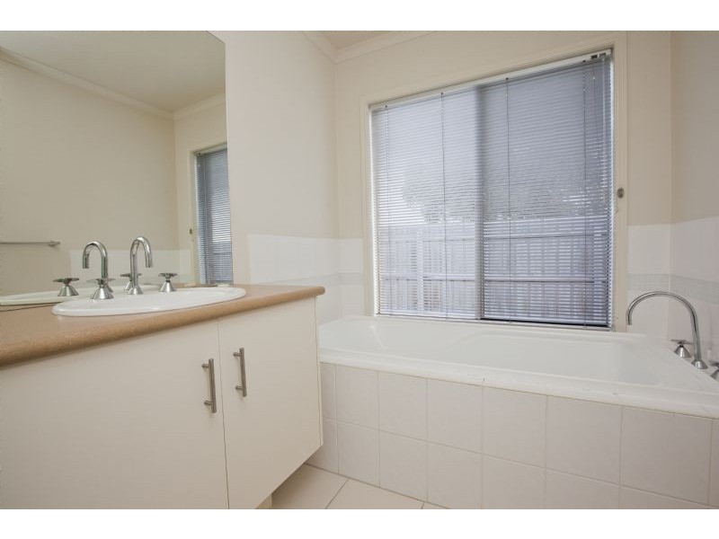 2 Park City Drive, Lynbrook VIC 3975