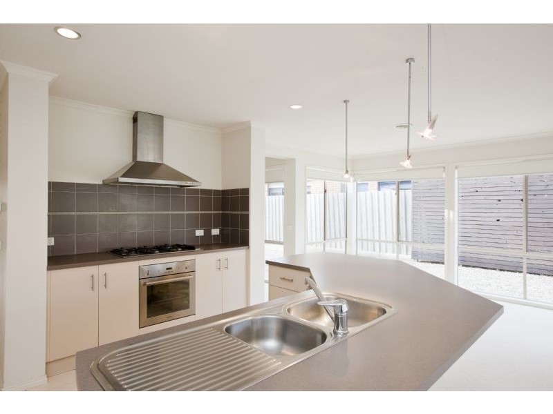 2 Park City Drive, Lynbrook VIC 3975