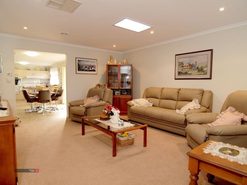 11 Donegal Way, Hampton Park VIC 3976