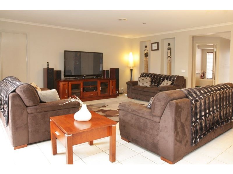 2 Sun Valley Boulevard, Lynbrook VIC 3975