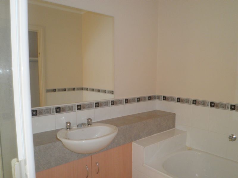 2/2 Cush Place, Hampton Park VIC 3976