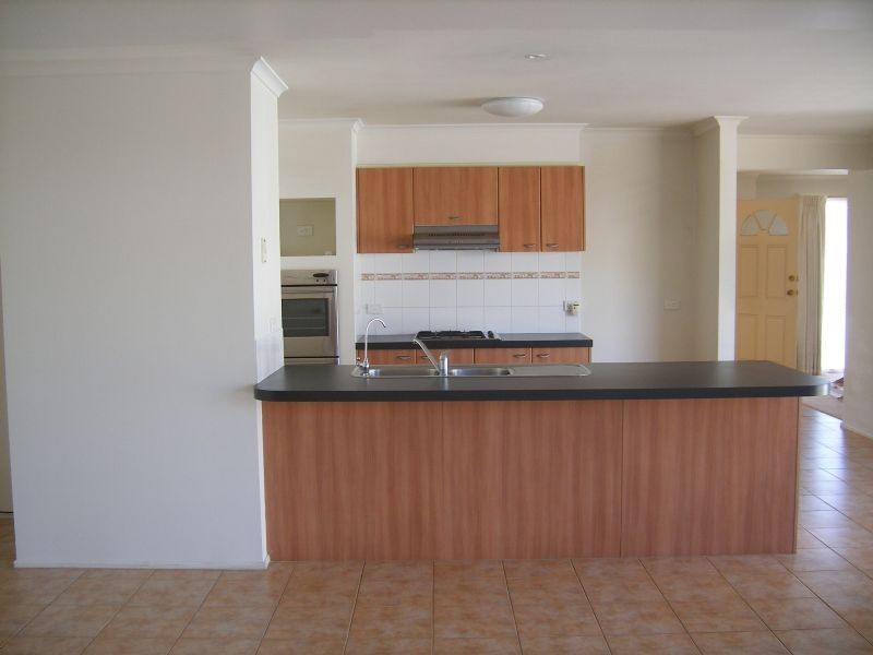 10 Eldershaw Drive, Lynbrook VIC 3975