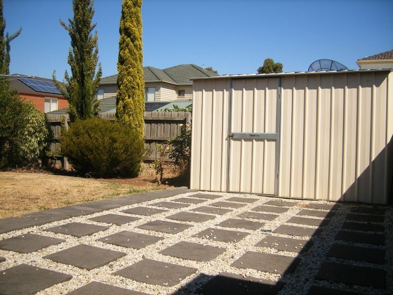 10 Eldershaw Drive, Lynbrook VIC 3975