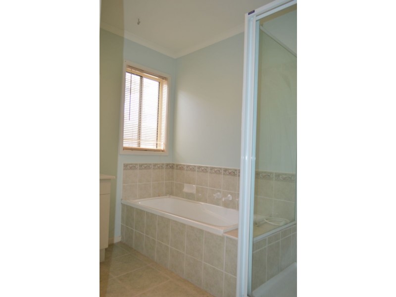 8 Gumtree Grove, Hampton Park VIC 3976