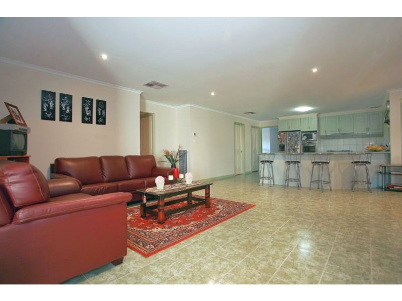 3 Hutchinson Drive, Lynbrook VIC 3975