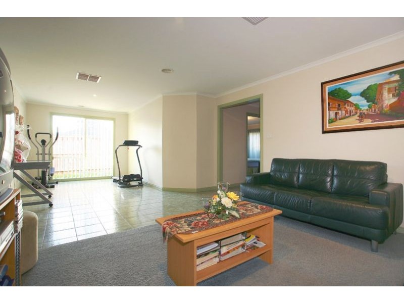 3 Hutchinson Drive, Lynbrook VIC 3975