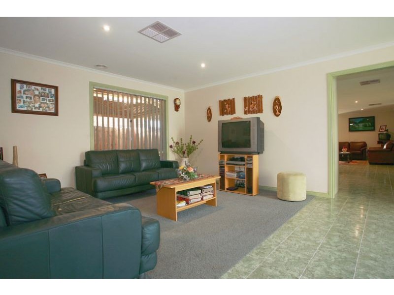 3 Hutchinson Drive, Lynbrook VIC 3975