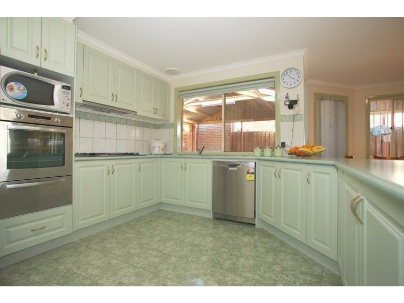 3 Hutchinson Drive, Lynbrook VIC 3975