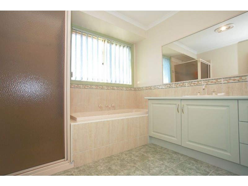 3 Hutchinson Drive, Lynbrook VIC 3975