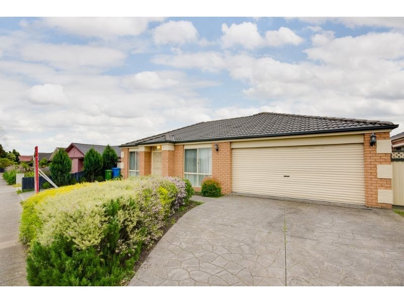 10 Eldershaw Drive, Lynbrook VIC 3975