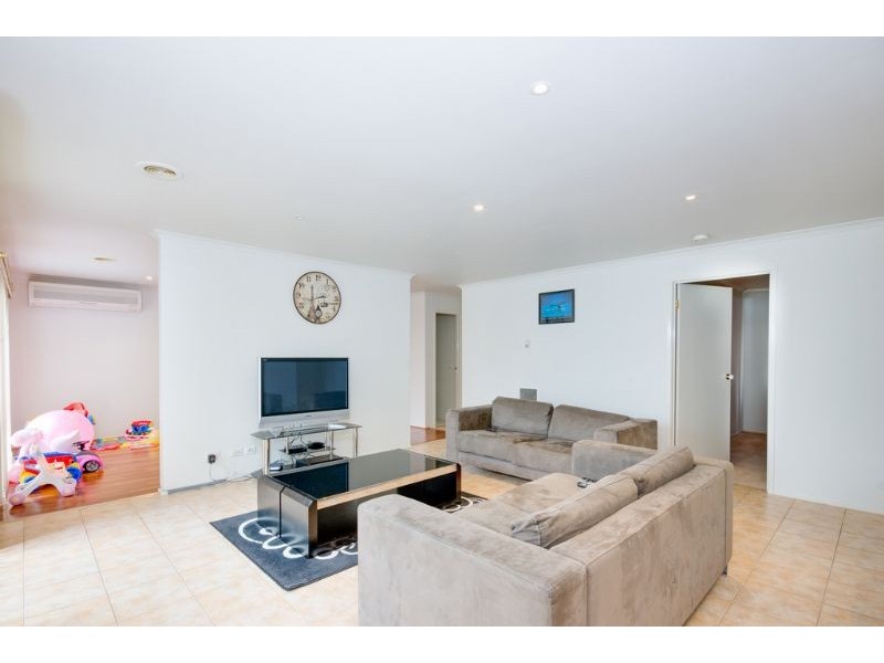 10 Eldershaw Drive, Lynbrook VIC 3975