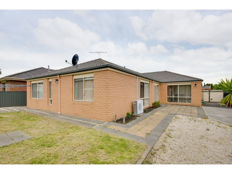10 Eldershaw Drive, Lynbrook VIC 3975