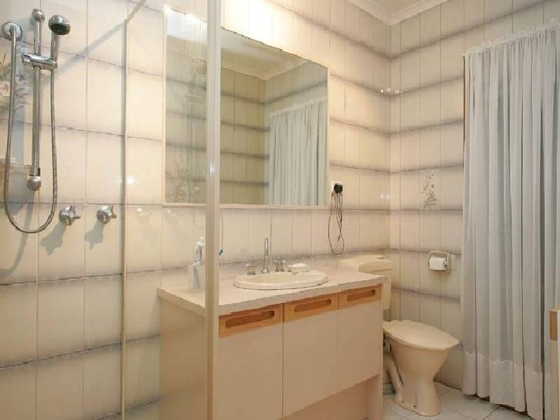 20 Charmaine Avenue, Avondale Heights VIC 3034