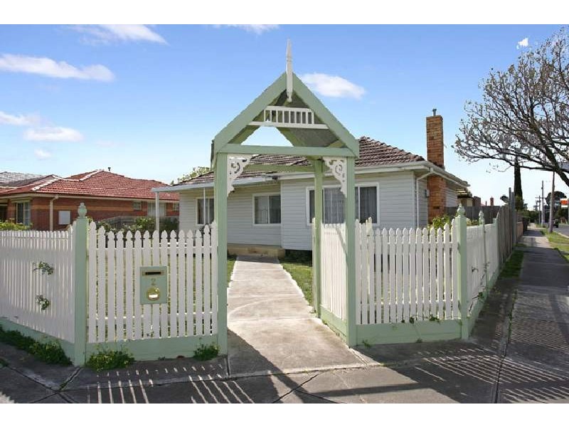 2 Skewes Street, Avondale Heights VIC 3034