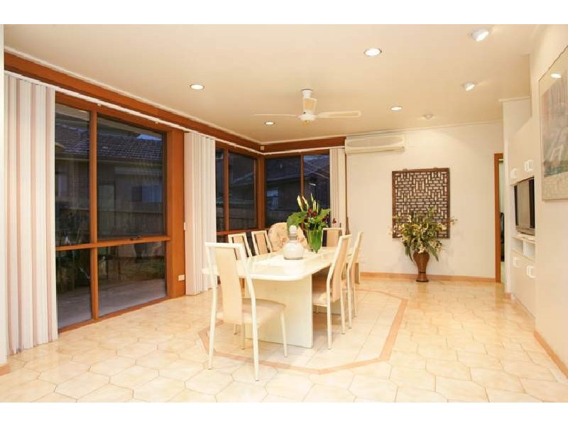 18 Lovett Drive, Avondale Heights VIC 3034