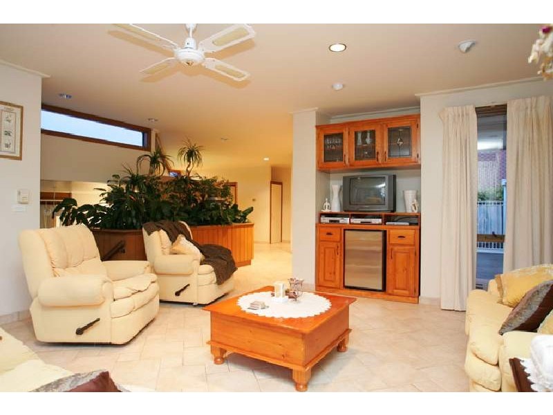 18 Lovett Drive, Avondale Heights VIC 3034