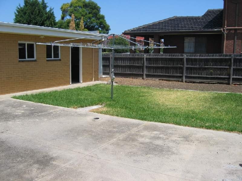 3 St Raphael St, Avondale Heights VIC 3034