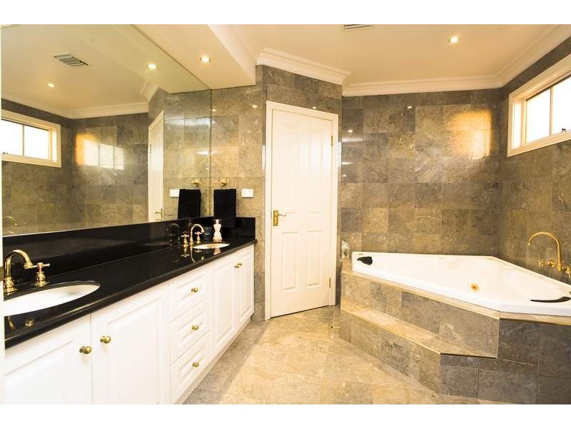 5 Benaud Close, Keilor East VIC 3033