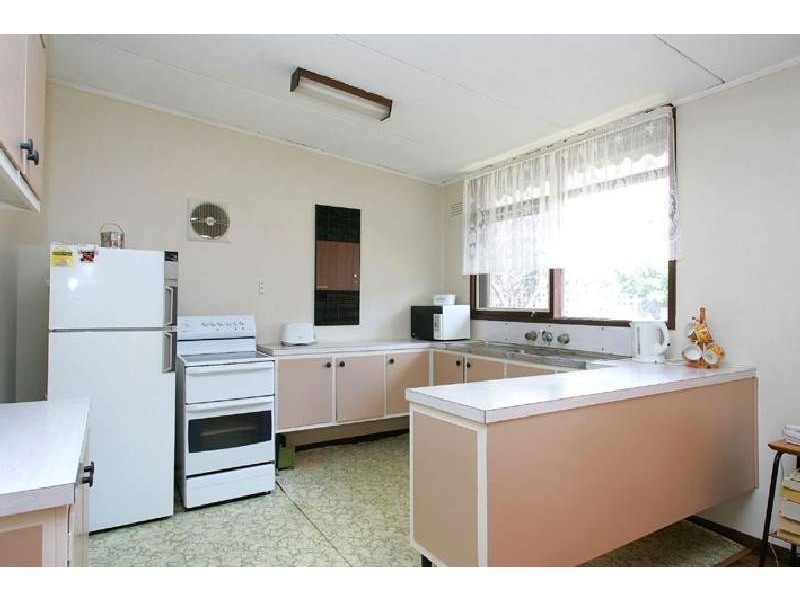 16 Roberts Street, Keilor East VIC 3033