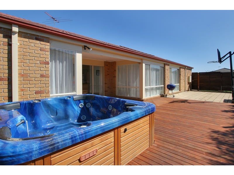 8 Paula Way, Chirnside Park VIC 3116