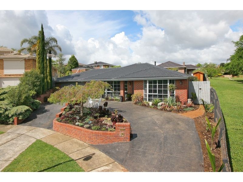 13 Great Oak Court, Mooroolbark VIC 3138