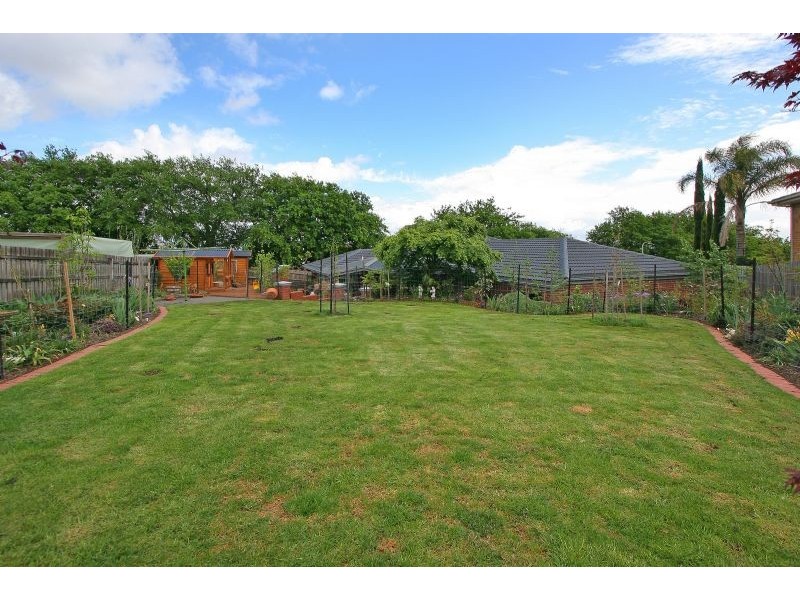 13 Great Oak Court, Mooroolbark VIC 3138