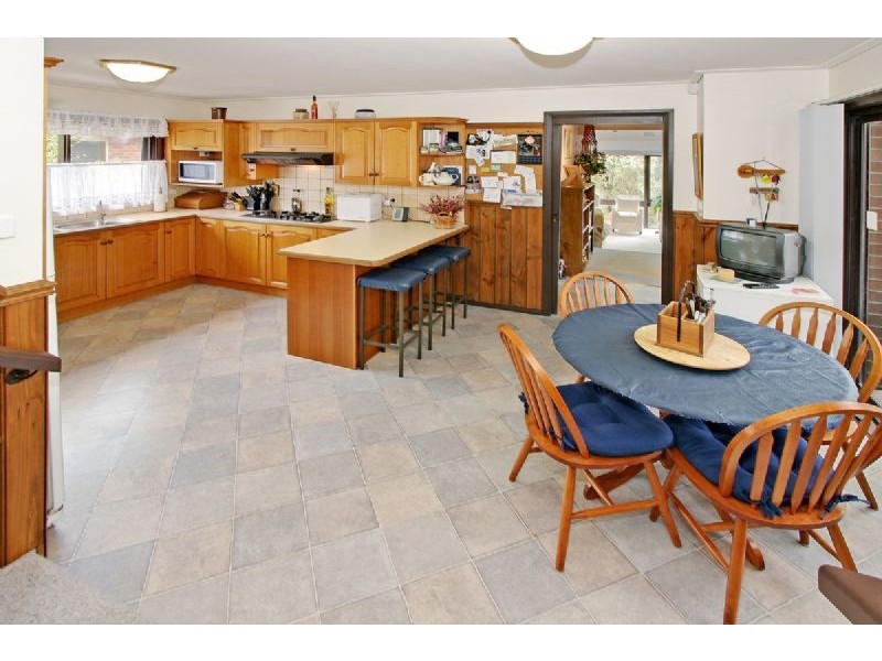16 Rolling Hills Rd, Chirnside Park VIC 3116