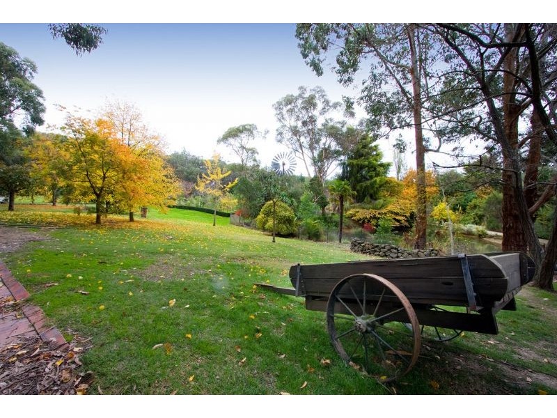 25 Bailey Grove, Wandin North VIC 3139