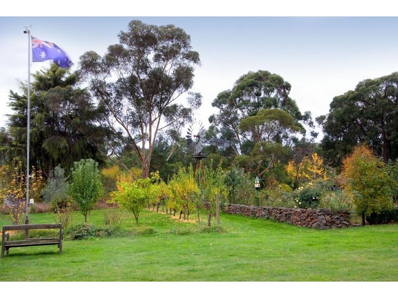 25 Bailey Grove, Wandin North VIC 3139