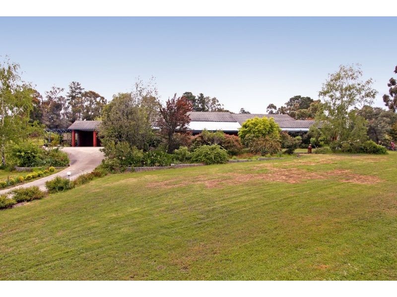 18 Bailey Grove, Wandin North VIC 3139
