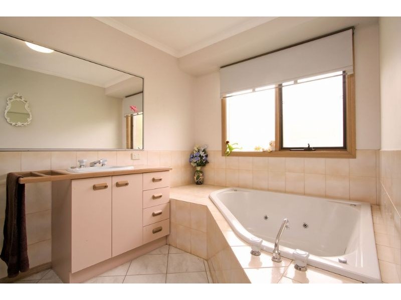 18 Bailey Grove, Wandin North VIC 3139