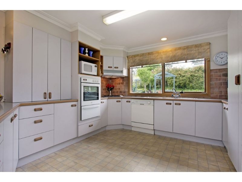 18 Bailey Grove, Wandin North VIC 3139