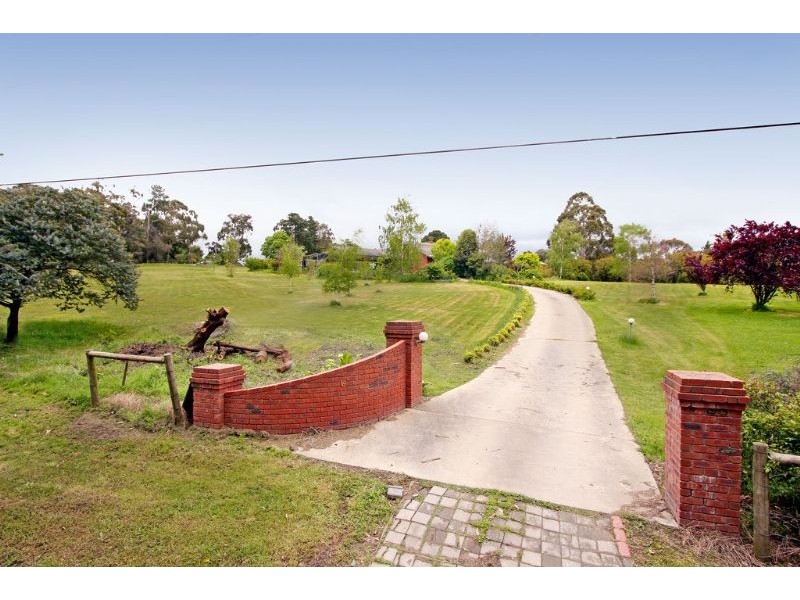 18 Bailey Grove, Wandin North VIC 3139