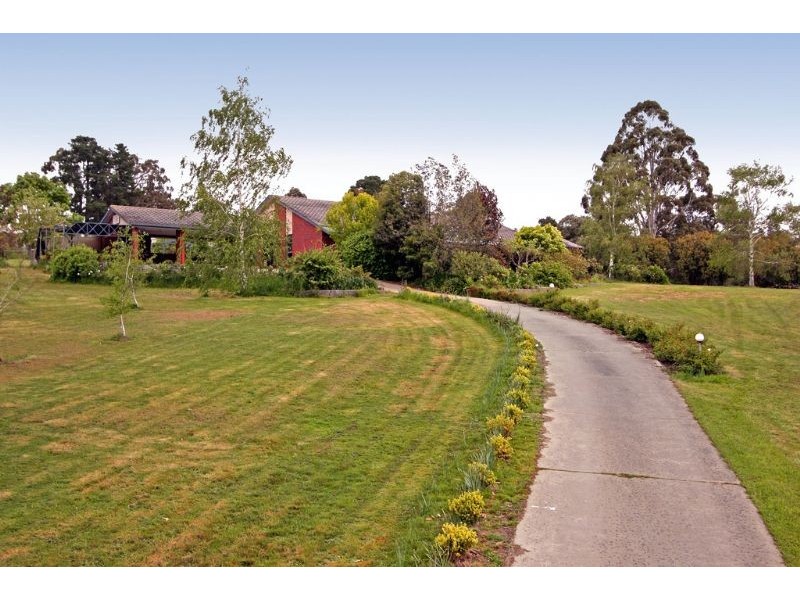18 Bailey Grove, Wandin North VIC 3139