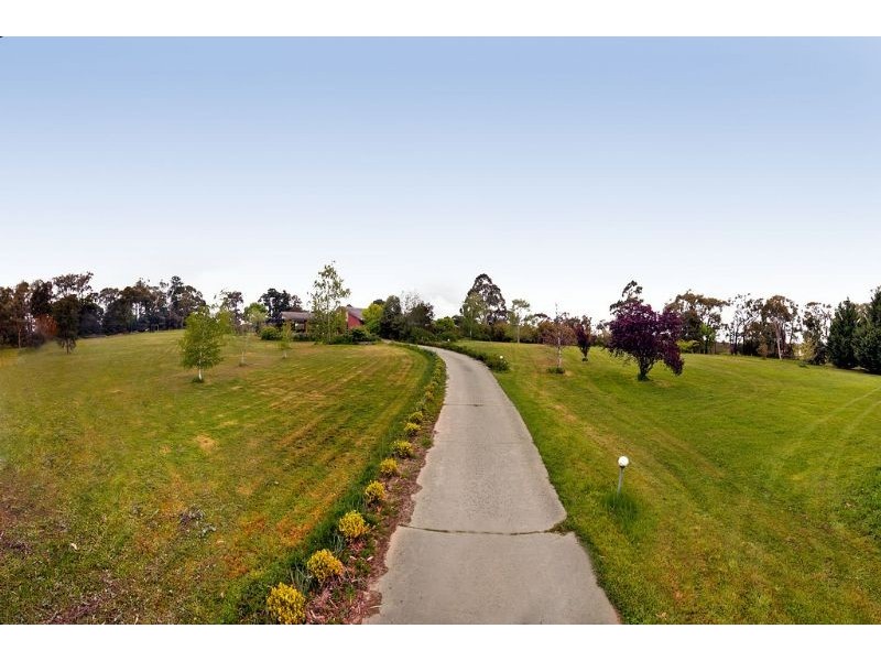 18 Bailey Grove, Wandin North VIC 3139