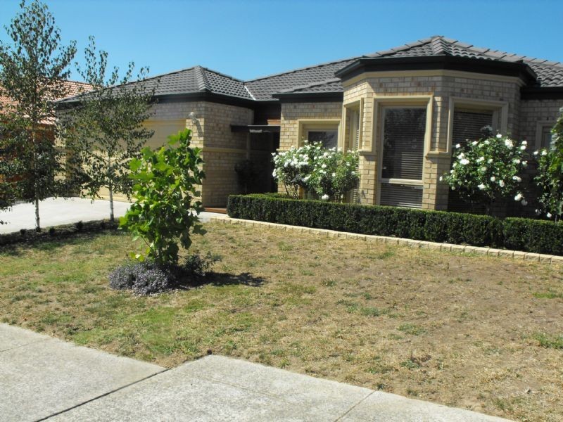 16 Paris Court, Mooroolbark VIC 3138