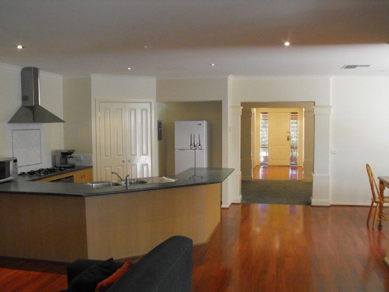 16 Paris Court, Mooroolbark VIC 3138