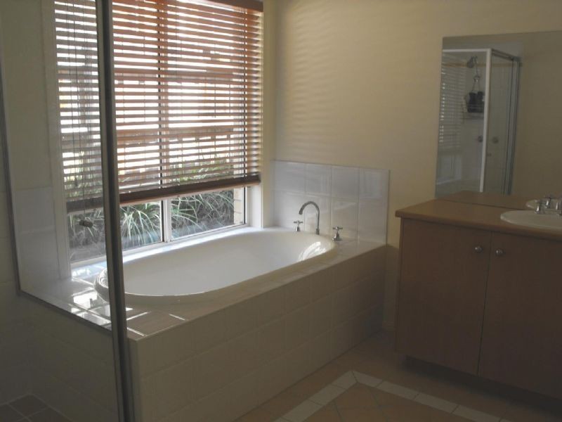 16 Paris Court, Mooroolbark VIC 3138