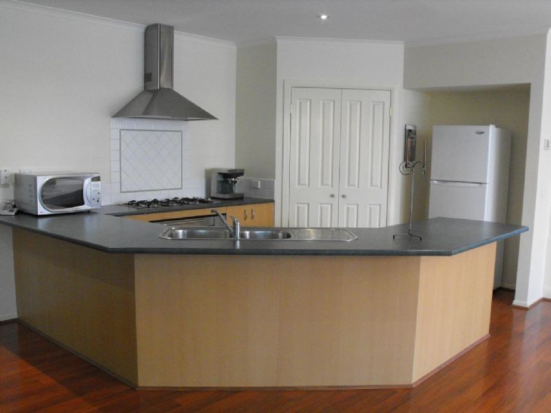 16 Paris Court, Mooroolbark VIC 3138