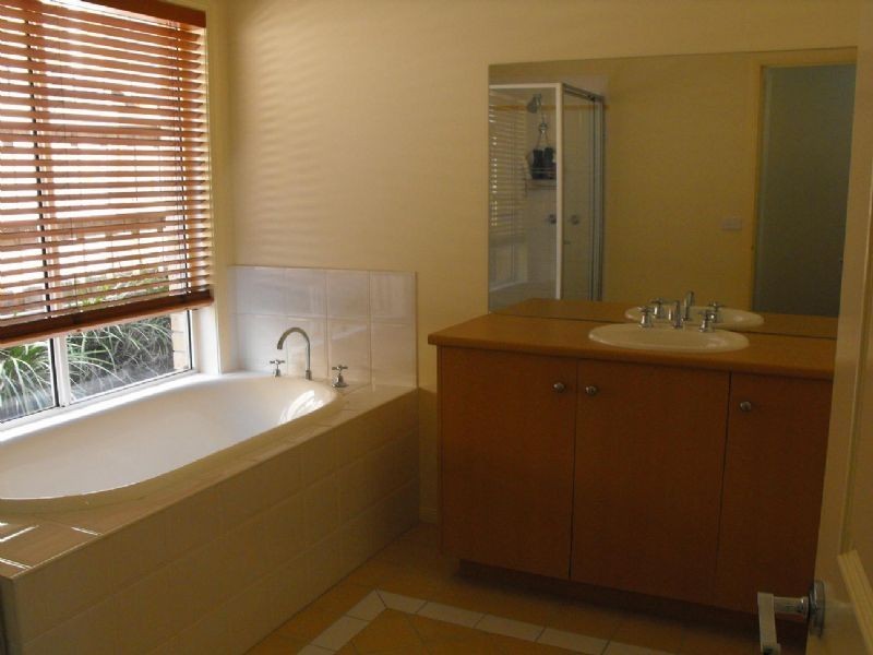 16 Paris Court, Mooroolbark VIC 3138