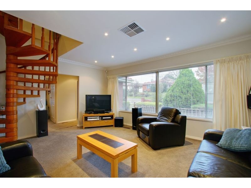 17 Sweetland Road, Mooroolbark VIC 3138