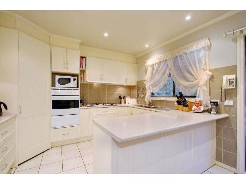 17 Sweetland Road, Mooroolbark VIC 3138