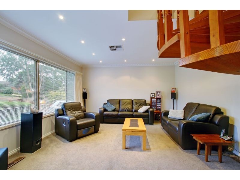 17 Sweetland Road, Mooroolbark VIC 3138