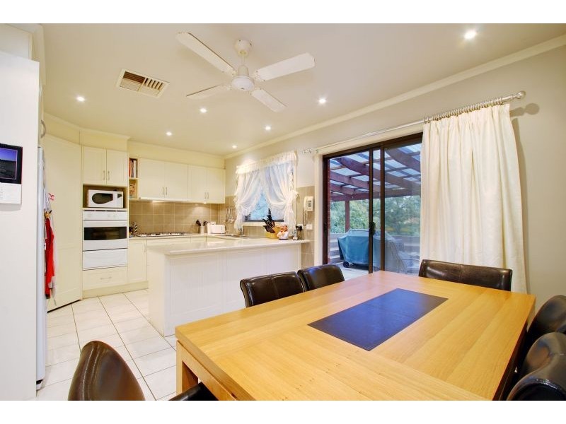 17 Sweetland Road, Mooroolbark VIC 3138