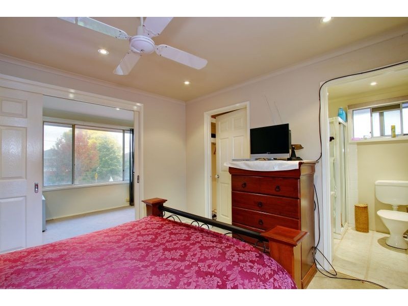 17 Sweetland Road, Mooroolbark VIC 3138