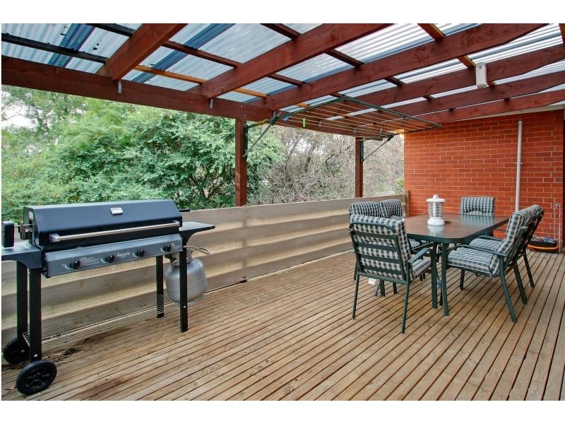 17 Sweetland Road, Mooroolbark VIC 3138