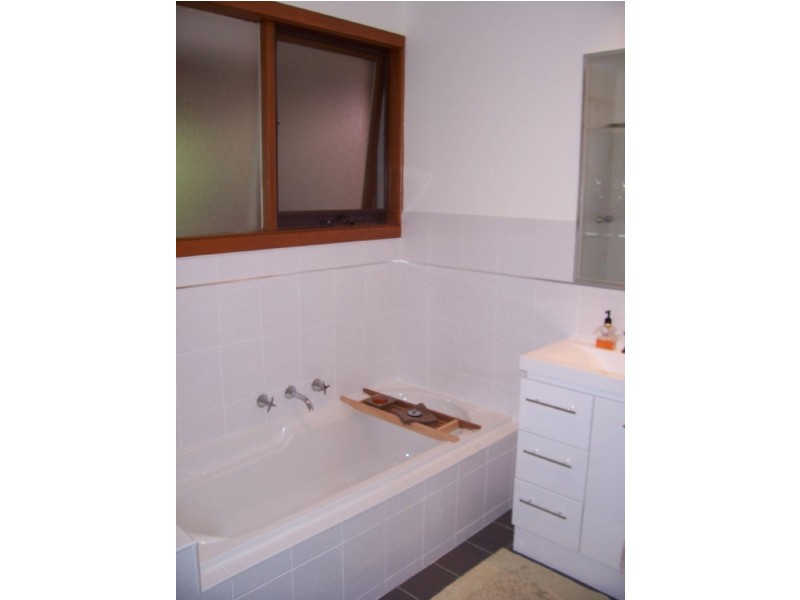 75  Manchester Road, Mooroolbark VIC 3138