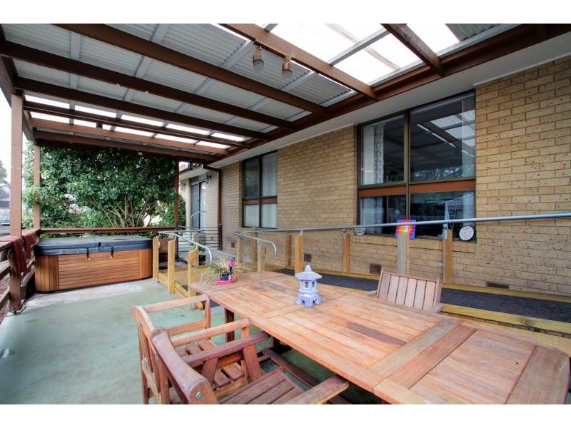 18 Bimbadeen Drive, Mooroolbark VIC 3138
