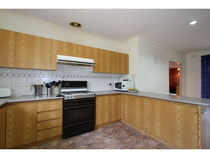 18 Bimbadeen Drive, Mooroolbark VIC 3138
