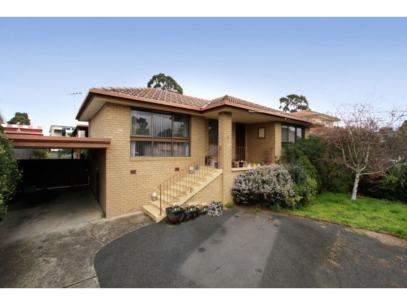 18 Bimbadeen Drive, Mooroolbark VIC 3138